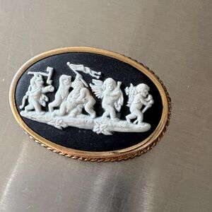 1964 Wedgwood Black and Gold Oval cameo Brooch